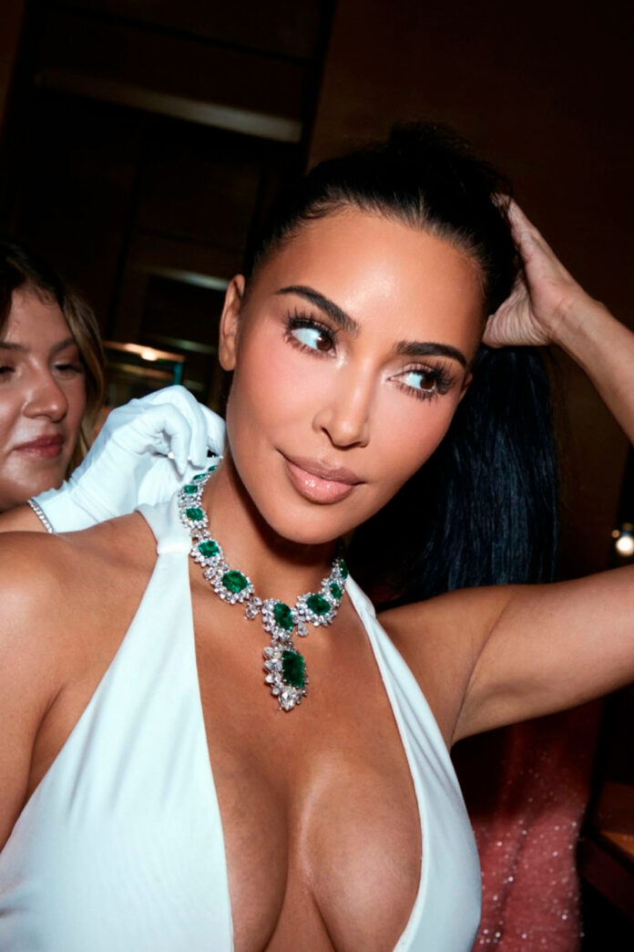 Marilyn-Monroe-Elizabeth-Taylor-y-ahora-Kim-Kardashian-las-tres-mujeres-que-han-lucido-el-collar-de-6-millones-de-Bvlgari.jpg